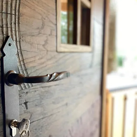 Wooden With Jacuzzi Alpehytte